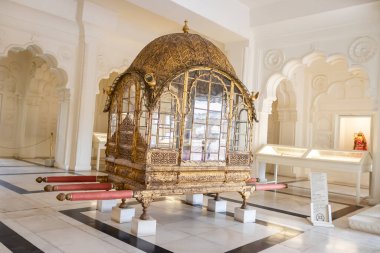 Daulat Khana (Hazine) Mehrangarh Kalesi Jodhpur 'da kalede farklı açılardan çekilen antik altın tahtırevan.