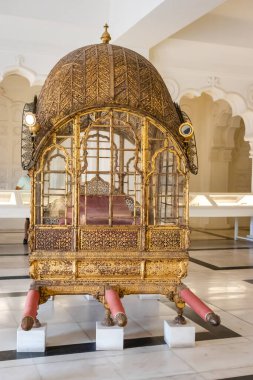 Daulat Khana (Hazine) Mehrangarh Kalesi Jodhpur 'da kalede farklı açılardan çekilen antik altın tahtırevan.