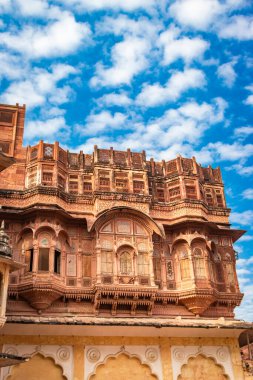 Mehrangarh Kalesi 'nin farklı bir açıdan parlak mavi gökyüzüne sahip klasik sanatsal tasarım manzarası