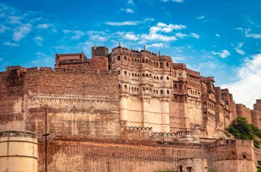 Mehrangarh Kalesi Antik Kral Kalesi Sanatsal tasarım Farklı açılardan parlak mavi gökyüzü