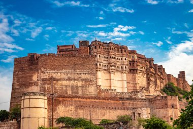 Mehrangarh Kalesi Antik Kral Kalesi Sanatsal tasarım Farklı açılardan parlak mavi gökyüzü