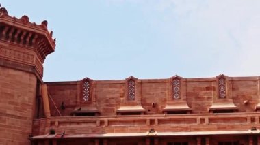 Bhawan Sarayı Jodhpur Rajasthan Hindistan 'da 06 Eylül 2022' de çekilmiş düz açılı bir videodan alınan klasik saray mimarisi..