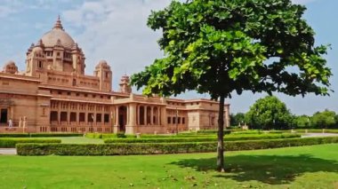 Bhawan Sarayı Jodhpur Rajasthan Hindistan 'da 06 Eylül 2022' de çekilmiş düz açılı bir videodan alınan klasik saray mimarisi..