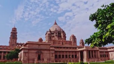 Bhawan Sarayı Jodhpur Rajasthan Hindistan 'da 06 Eylül 2022' de çekilmiş düz açılı bir videodan alınan klasik saray mimarisi..