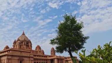 Bhawan Sarayı Jodhpur Rajasthan Hindistan 'da 06 Eylül 2022' de çekilmiş düz açılı bir videodan alınan klasik saray mimarisi..