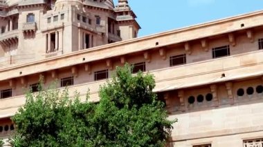 Bhawan Sarayı Jodhpur Rajasthan Hindistan 'da 06 Eylül 2022' de çekilmiş düz açılı bir videodan alınan klasik saray mimarisi..