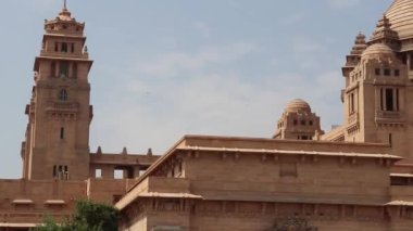 Bhawan Sarayı Jodhpur Rajasthan Hindistan 'da 06 Eylül 2022' de çekilmiş düz açılı bir videodan alınan klasik saray mimarisi..