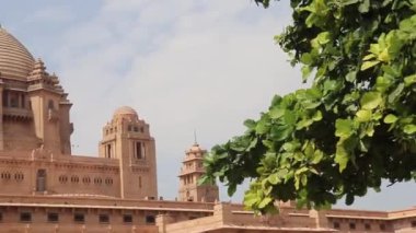 Bhawan Sarayı Jodhpur Rajasthan Hindistan 'da 06 Eylül 2022' de çekilmiş düz açılı bir videodan alınan klasik saray mimarisi..
