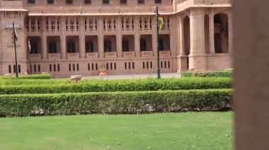 Bhawan Sarayı Jodhpur Rajasthan Hindistan 'da 06 Eylül 2022' de çekilmiş düz açılı bir videodan alınan klasik saray mimarisi..