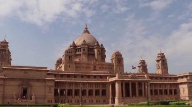 Bhawan Sarayı Jodhpur Rajasthan Hindistan 'da 06 Eylül 2022' de çekilmiş düz açılı bir videodan alınan klasik saray mimarisi..