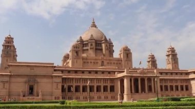 Bhawan Sarayı Jodhpur Rajasthan Hindistan 'da 06 Eylül 2022' de çekilmiş düz açılı bir videodan alınan klasik saray mimarisi..