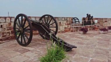 Kalenin tepesinde, farklı açılardan çekilmiş mehrangarh kalesi Jodhpur Rajasthan 'da çekilmiş bir video var..