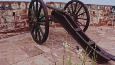 Kalenin tepesinde, farklı açılardan çekilmiş mehrangarh kalesi Jodhpur Rajasthan 'da çekilmiş bir video var..