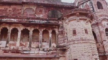 Sabah Mehrangarh Kalesi Jodhpur Rajasthan Hindistan 'da çekilen parlak gökyüzü manzaralı antik kale sanatsal manzarası.