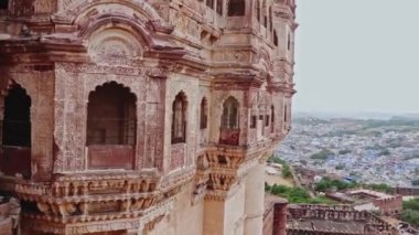 Mavi şehir manzaralı antik kale ve düz parlak gökyüzü sabah videosu. Mehrangarh Kalesi Jodhpur Rajasthan Hindistan 'da çekildi..