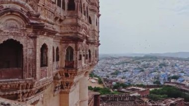 Mavi şehir manzaralı antik kale ve düz parlak gökyüzü sabah videosu. Mehrangarh Kalesi Jodhpur Rajasthan Hindistan 'da çekildi..