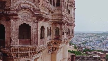 Mavi şehir manzaralı antik kale ve düz parlak gökyüzü sabah videosu. Mehrangarh Kalesi Jodhpur Rajasthan Hindistan 'da çekildi..
