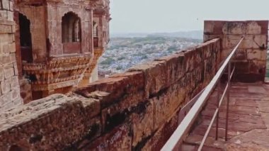 Mavi şehir manzaralı antik kale ve düz parlak gökyüzü sabah videosu. Mehrangarh Kalesi Jodhpur Rajasthan Hindistan 'da çekildi..