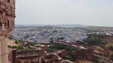 Mavi şehir manzaralı antik kale ve düz parlak gökyüzü sabah videosu. Mehrangarh Kalesi Jodhpur Rajasthan Hindistan 'da çekildi..