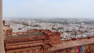 Sabahleyin Mehrangarh Kalesi Jodhpur Rajasthan Hindistan 'da çekilmiş açık gökyüzü ile mavi şehir manzarası..