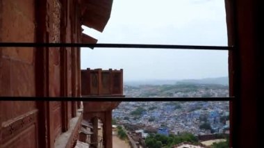 Sabahleyin Mehrangarh Kalesi Jodhpur Rajasthan Hindistan 'da çekilmiş açık gökyüzü ile mavi şehir manzarası..