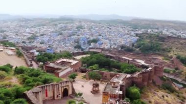 Sabahleyin Mehrangarh Kalesi Jodhpur Rajasthan Hindistan 'da çekilmiş açık gökyüzü ile mavi şehir manzarası..
