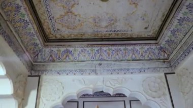 Kraliyet Bebeği, Mehrangarh Kalesi Jodhpur Rajasthan Hindistan 'da çekilen farklı açılı görüntülerden benzersiz bir iç mekan görüntüsü sunuyor..