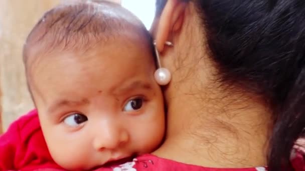 フラットな角度からお母さん肩で休んでる可愛い乳児の眼の表情 — ストック動画