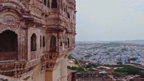 ブルーシティビューとフラット明るい空を持つ古代の砦午前中のビデオで撮影したMehrangarh Fort Johdhpur Raasthan India — ストック動画
