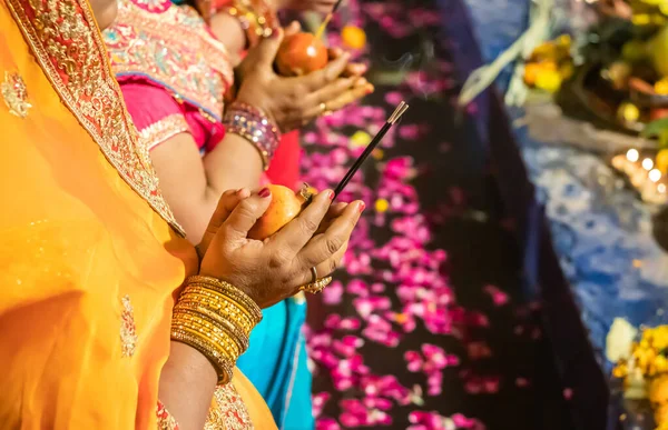 Anhänger Beten Während Des Chhath Festes Aus Flachem Winkel Für — Stockfoto