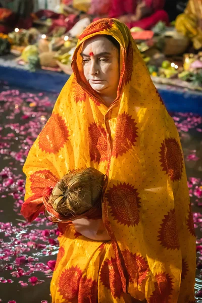 Жінки Віддають Себе Стоячи Річці Молячись Релігійними Пожертвами Бога Сонця — стокове фото