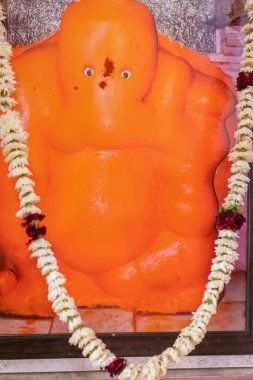 Hindistan 'da Ganesh Tapınağı Ranada Jodhpur Rajasthan' da çekilen düz açılı çekimde çiçeklere tapan Hindu tanrı Ganesha idolü..