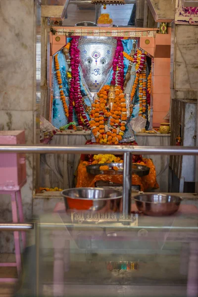 Hindu Gud Ganesha Idol Dyrkas Med Blommor Vertikal Skott Från — Stockfoto