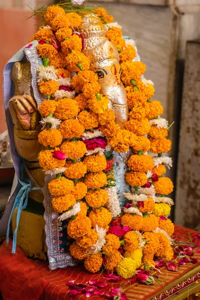 Hindu Deus Ganesha Ídolo Adorado Com Flores Tiro Vertical Ângulo — Fotografia de Stock