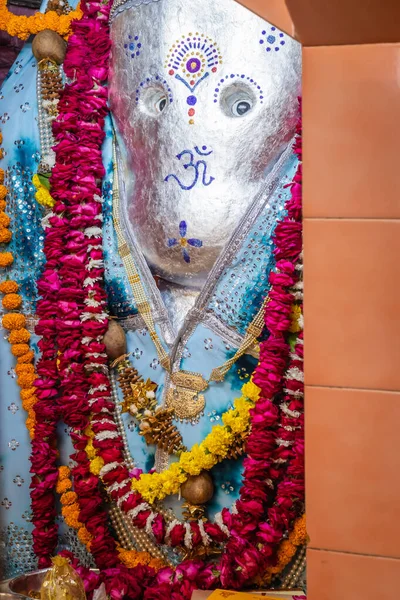 Hindu Deus Ganesha Ídolo Adorado Com Flores Tiro Vertical Ângulo — Fotografia de Stock