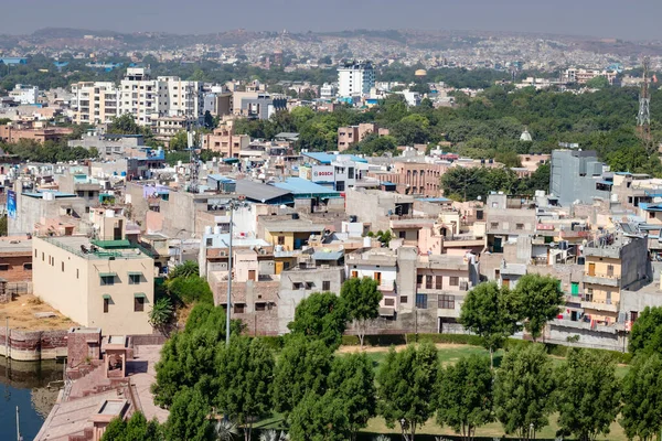 Şehir manzarası sabah düz açıyla düz gökyüzü ile kalabalık kasaba manzarası