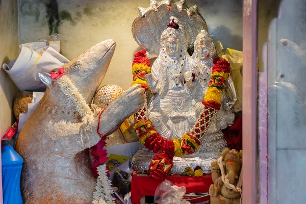 Hindu Senhor Shiva Parvati Feito Prata Adorado Com Flores Tiro — Fotografia de Stock