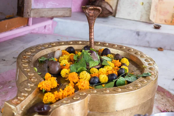 Індуїстський Бог Shivalinga Поклонявся Квітковим Дзвоновим Папером Храмі — стокове фото