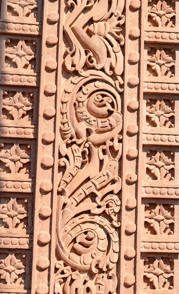 Portão Entrada Templo Artístico Esculpir Tiro Vertical Manhã Ângulo Plano — Fotografia de Stock