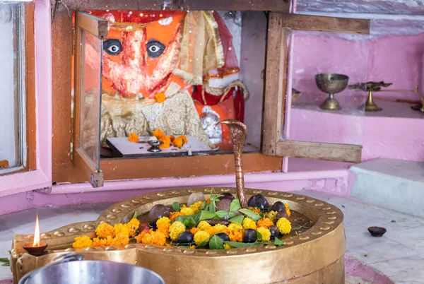 后神舍瓦林加在庙宇用鲜花和铃铛纸敬拜 图库图片