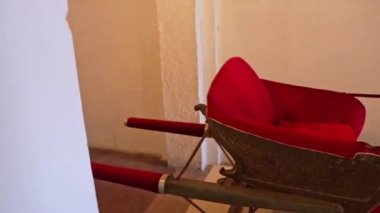 Düz açılı beyaz arka planı olan antik tahtırevanlar