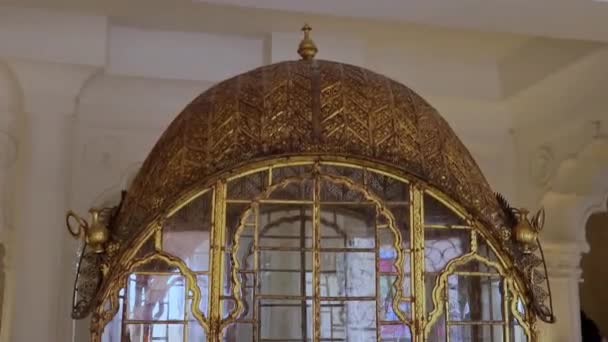 Античний Золотий Паланкін Тримається Форті Під Різними Кутами Береться Daulat — стокове відео