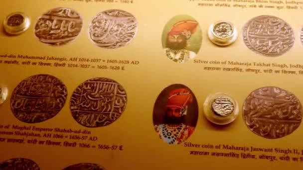 从平面角度拍摄的古钱币在6 Sep 22的Daulat Khana Treasury Mehrangarh Fort Jodhpur Rajasthan India展出 — 图库视频影像