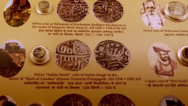 从平面角度拍摄的古钱币在6 Sep 22的Daulat Khana Treasury Mehrangarh Fort Jodhpur Rajasthan India展出 — 图库视频影像
