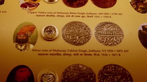 平らな角度からの展示に保管された古代の硬貨は 9月6日の22日にダラット カーナ 財務省 のメハーランガル砦ジョードプル ラジャスタン インディアで撮影されました — ストック動画