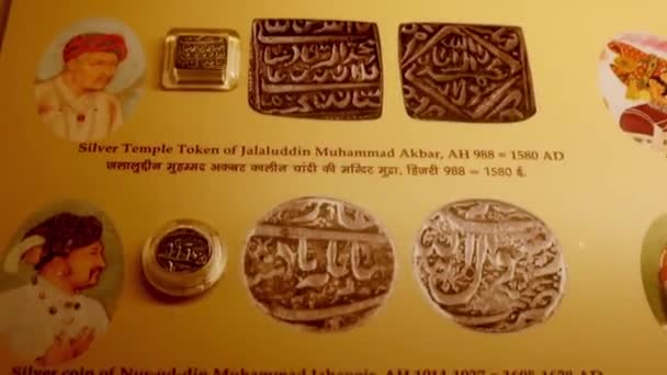 平らな角度からの展示に保管された古代の硬貨は 9月6日の22日にダラット カーナ 財務省 のメハーランガル砦ジョードプル ラジャスタン インディアで撮影されました — ストック動画