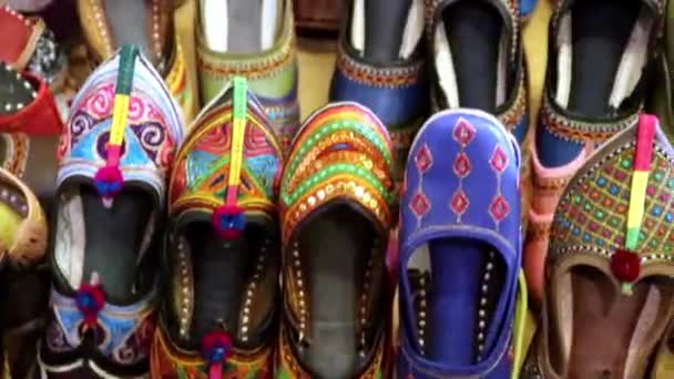 传统的艺术鞋很多 从不同的角度来看都不一样 — 图库视频影像