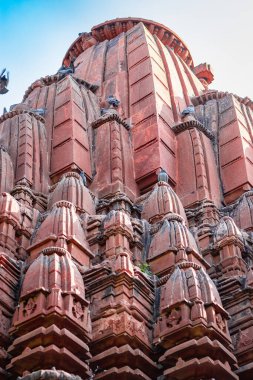 Antik Hindu tapınağının üst mimarisi gündüz farklı açılardan.