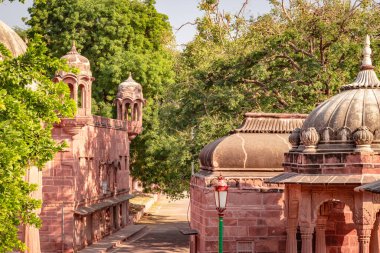 Mandore Garden Jodhpur Rajasthan Hindistan 'da gündüz çekilen farklı açılardan çekilen eski Hindu tapınağı üst mimarisi..