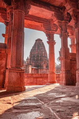 Antik Hindu tapınağı mimarisi Mandore Garden Jodhpur Rajasthan Hindistan 'da gündüz çekilen eşsiz bir açıyla çekilmiştir..